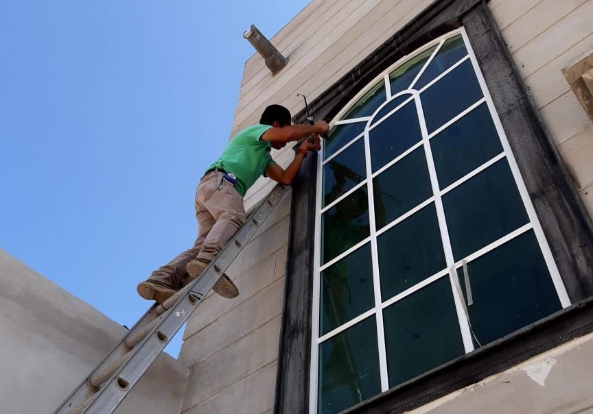 instalación de ventana de aluminio