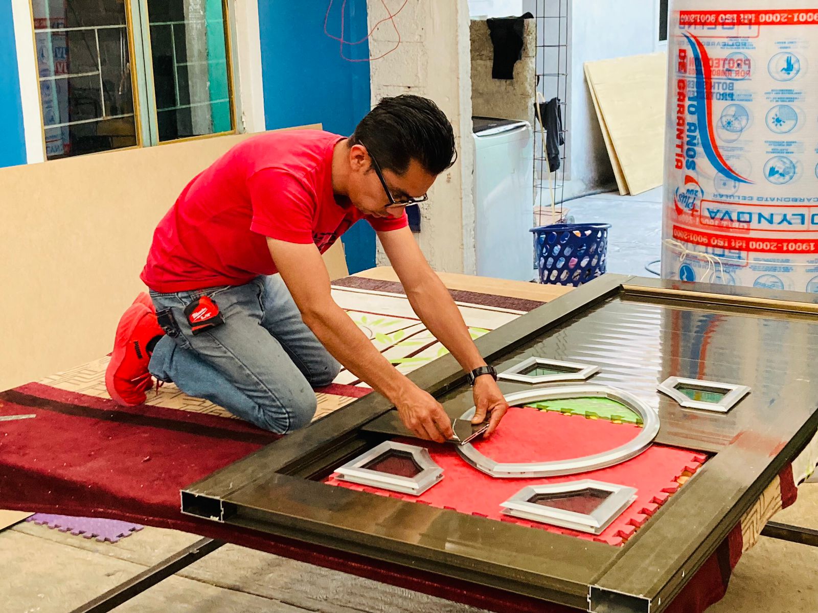 trabajo en puerta de aluminio